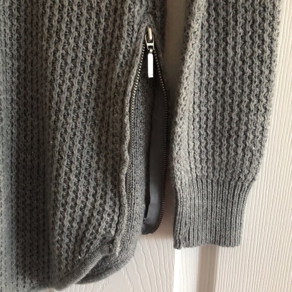 Open back knit sweater - Picture 3 of 3